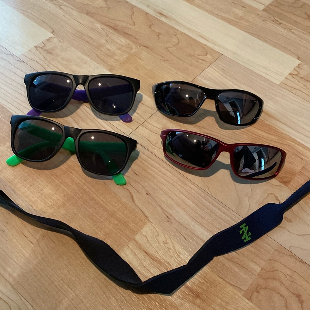 $5 final offer Bundle of 5 sunglasses and 1 Izod sunglasses holder